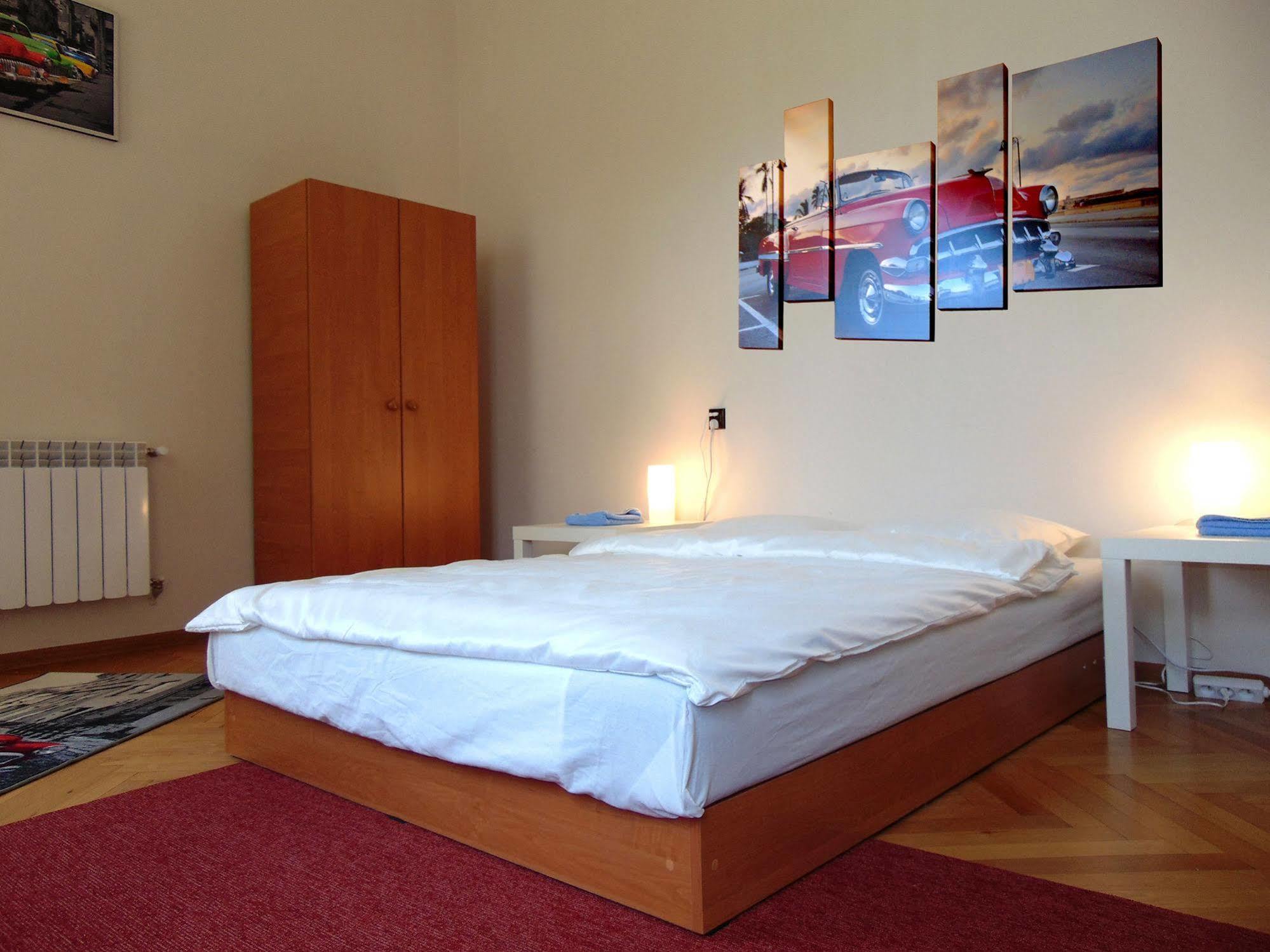 B Movie Guest Rooms Krakau Exterior foto